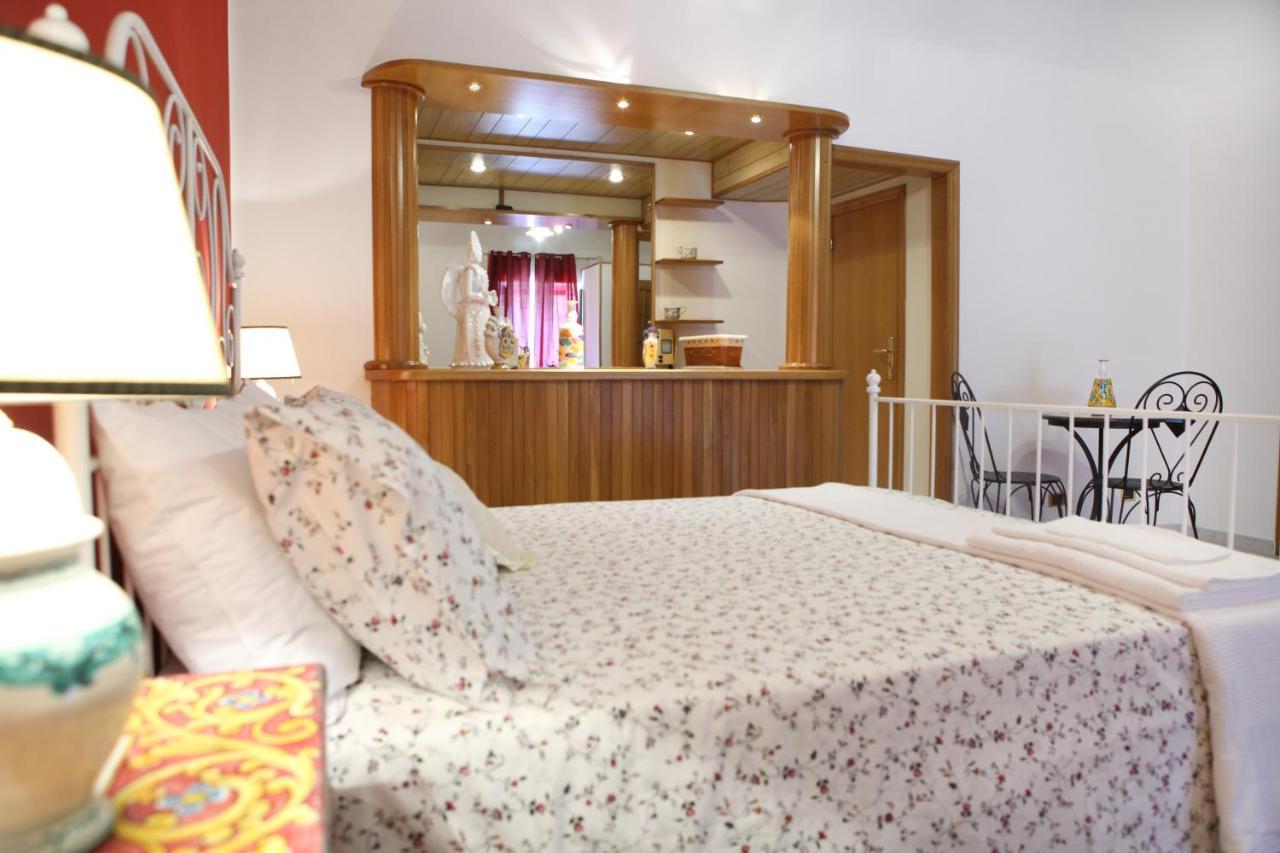 B&B Maia House Santo Stefano di Camastra Buitenkant foto