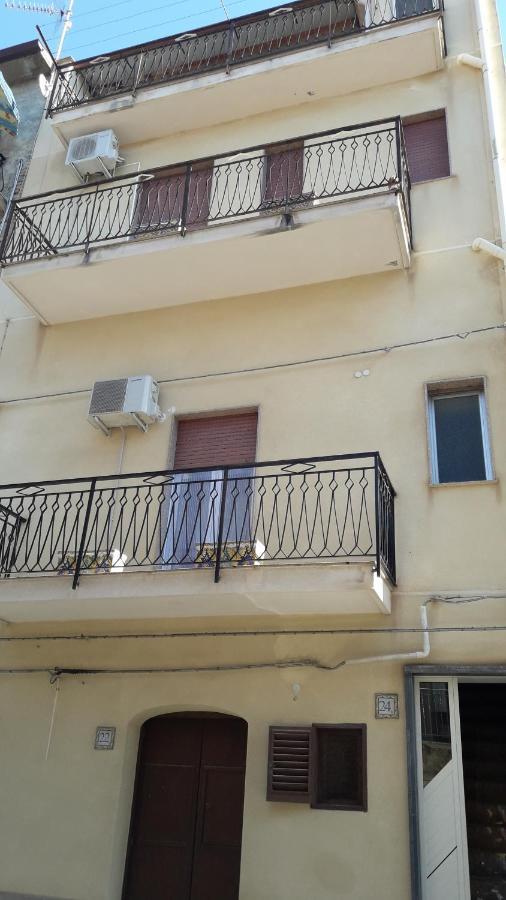 B&B Maia House Santo Stefano di Camastra Buitenkant foto